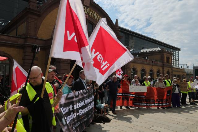 18 April 2026, Thuringia, Erfurt: Participants in a rally for Zalando employees in Erfurt stand on Willy Brandt Platz. The online fashion retailer Zalando is planning to close its logistics center in Erfurt by the end of September 2026, which will affect around 2,700 jobs. Photo: Bodo Schackow/dpa