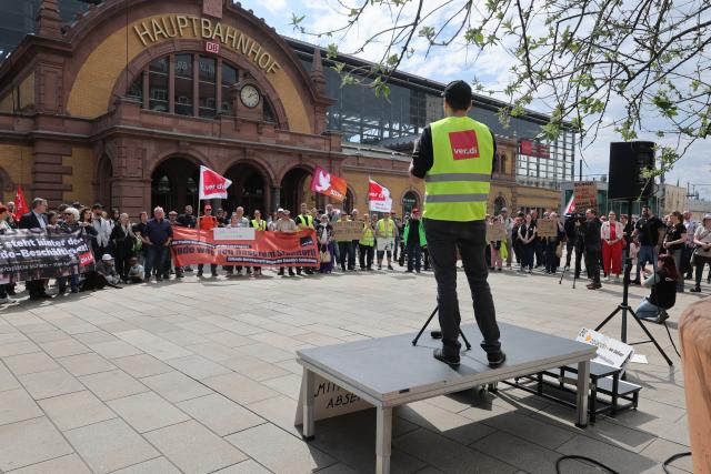 18 April 2026, Thuringia, Erfurt: Demonstration for Zalando employees in Erfurt on Willy Brandt Platz. The online fashion retailer Zalando is planning to close its logistics center in Erfurt by the end of September 2026, which will affect around 2,700 jobs. Photo: Bodo Schackow/dpa