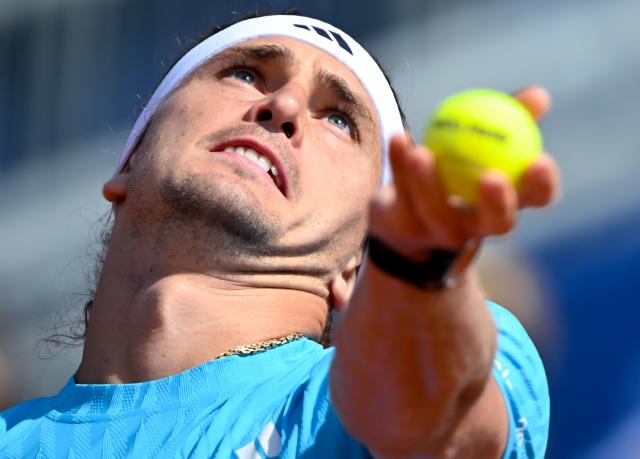 18 April 2026, Bavaria, Munich: German tennis player Alexander Zverev is in action during his men's singles semifinal match against Italy's Flavio Cobolli at the BMW Open by Bitpanda in Munich. Photo: Sven Hoppe/dpa