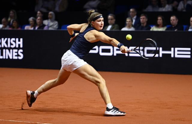 18 April 2026, Baden-Wuerttemberg, Stuttgart: Czech tennis player Karolina Muchova in action against Ukraine's Elina Svitolina during their women's singles semifinal match of the Stuttgart Open tennis tournament. Photo: Marijan Murat/dpa