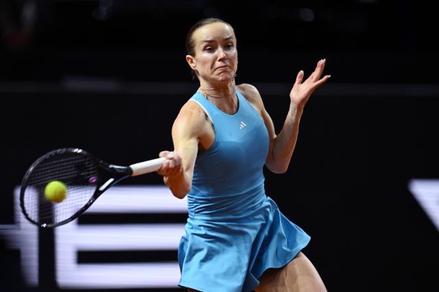 18 April 2026, Baden-Wuerttemberg, Stuttgart: Ukrainian tennis player Elina Svitolina in action against Czech Republic's Karolina Muchova during their women's singles semifinal match of the Stuttgart Open tennis tournament. Photo: Marijan Murat/dpa