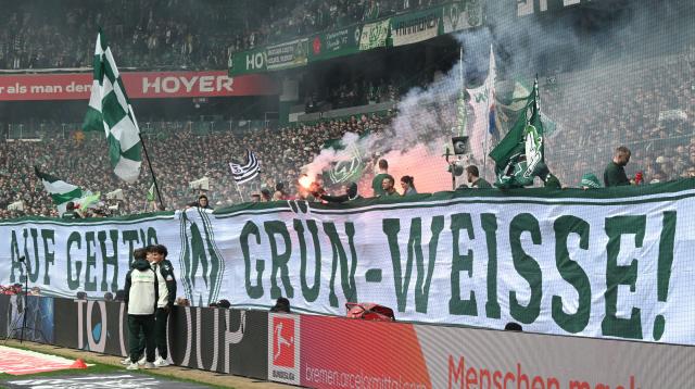 18 April 2026, Bremen: Werder Bremen fans set off pyrotechnics in the East Stand ahead of the German Bundesliga soccer match between Werder Bremen and Hamburger SV at the Weserstadion. Photo: Carmen Jaspersen/dpa - WICHTIGER HINWEIS: Gemäß den Vorgaben der DFL Deutsche Fußball Liga bzw. des DFB Deutscher Fußball-Bund ist es untersagt, in dem Stadion und/oder vom Spiel angefertigte Fotoaufnahmen in Form von Sequenzbildern und/oder videoähnlichen Fotostrecken zu verwerten bzw. verwerten zu lassen.