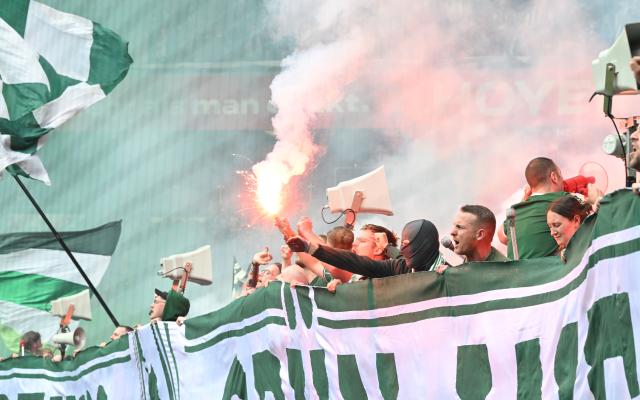 18 April 2026, Bremen: Werder Bremen fans set off pyrotechnics in the East Stand ahead of the German Bundesliga soccer match between Werder Bremen and Hamburger SV at the Weserstadion. Photo: Carmen Jaspersen/dpa - WICHTIGER HINWEIS: Gemäß den Vorgaben der DFL Deutsche Fußball Liga bzw. des DFB Deutscher Fußball-Bund ist es untersagt, in dem Stadion und/oder vom Spiel angefertigte Fotoaufnahmen in Form von Sequenzbildern und/oder videoähnlichen Fotostrecken zu verwerten bzw. verwerten zu lassen.