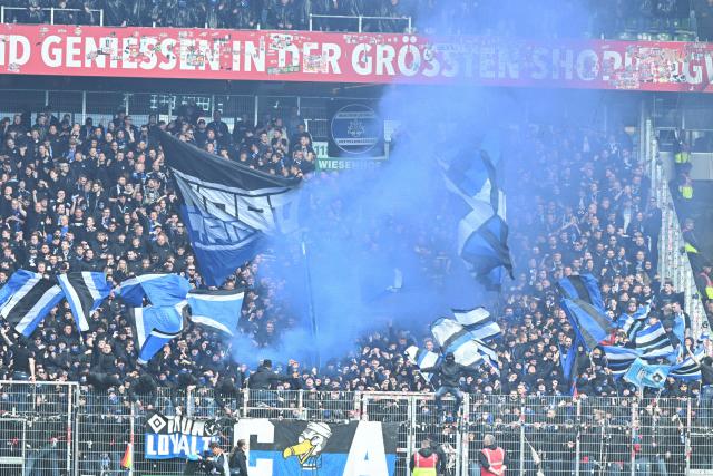18 April 2026, Bremen: Hamburger SV fans set off pyrotechnics in the East Stand ahead of the German Bundesliga soccer match between Werder Bremen and Hamburger SV at the Weserstadion. Photo: Carmen Jaspersen/dpa - WICHTIGER HINWEIS: Gemäß den Vorgaben der DFL Deutsche Fußball Liga bzw. des DFB Deutscher Fußball-Bund ist es untersagt, in dem Stadion und/oder vom Spiel angefertigte Fotoaufnahmen in Form von Sequenzbildern und/oder videoähnlichen Fotostrecken zu verwerten bzw. verwerten zu lassen.