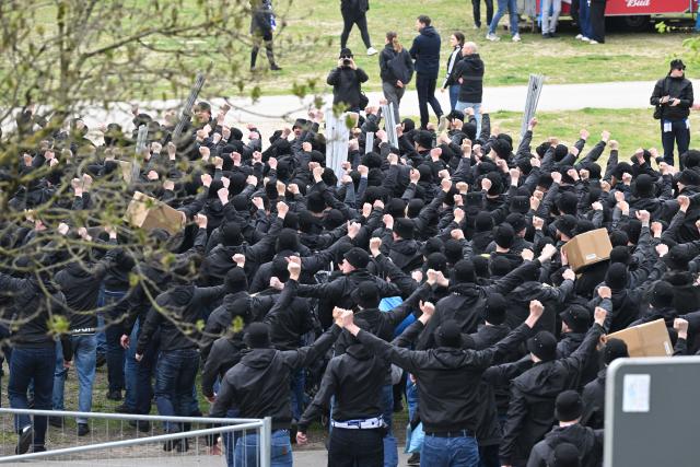 18 April 2026, Bremen: Hamburger SV fans head to their section at the Weserstadion after getting off the buses ahead of the German Bundesliga soccer match between Werder Bremen and Hamburger SV. Photo: Carmen Jaspersen/dpa - WICHTIGER HINWEIS: Gemäß den Vorgaben der DFL Deutsche Fußball Liga bzw. des DFB Deutscher Fußball-Bund ist es untersagt, in dem Stadion und/oder vom Spiel angefertigte Fotoaufnahmen in Form von Sequenzbildern und/oder videoähnlichen Fotostrecken zu verwerten bzw. verwerten zu lassen.