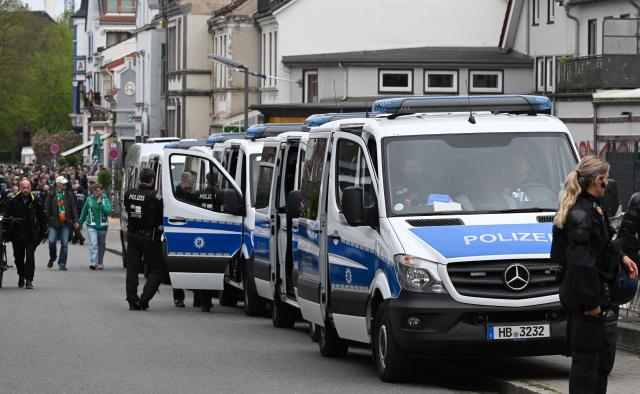 18 April 2026, Bremen: Police vehicles are parked at the entrance to the Weserstadion ahead of the German Bundesliga soccer match between Werder Bremen and Hamburger SV. Photo: Carmen Jaspersen/dpa - WICHTIGER HINWEIS: Gemäß den Vorgaben der DFL Deutsche Fußball Liga bzw. des DFB Deutscher Fußball-Bund ist es untersagt, in dem Stadion und/oder vom Spiel angefertigte Fotoaufnahmen in Form von Sequenzbildern und/oder videoähnlichen Fotostrecken zu verwerten bzw. verwerten zu lassen.