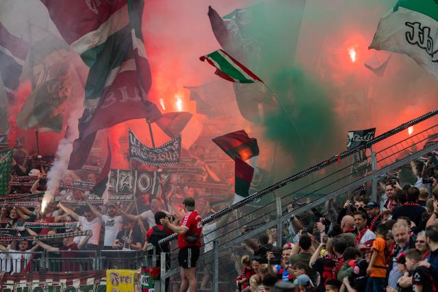 18 April 2026, North Rhine-Westphalia, Leverkusen: Augsburg fans set off pyrotechnics in the stands prior to the start of the German Bundesliga soccer match between Bayer Leverkusen and FC Augsburg at BayArena. Photo: Rolf Vennenbernd/dpa - WICHTIGER HINWEIS: Gemäß den Vorgaben der DFL Deutsche Fußball Liga bzw. des DFB Deutscher Fußball-Bund ist es untersagt, in dem Stadion und/oder vom Spiel angefertigte Fotoaufnahmen in Form von Sequenzbildern und/oder videoähnlichen Fotostrecken zu verwerten bzw. verwerten zu lassen.