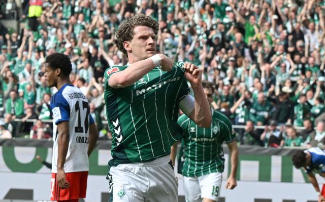 18 April 2026, Bremen: Werder Bremen's Jens Stage celebrates scoring his side's first goal during the German Bundesliga soccer match between Werder Bremen and Hamburger SV at the Weserstadion. Photo: Carmen Jaspersen/dpa - WICHTIGER HINWEIS: Gemäß den Vorgaben der DFL Deutsche Fußball Liga bzw. des DFB Deutscher Fußball-Bund ist es untersagt, in dem Stadion und/oder vom Spiel angefertigte Fotoaufnahmen in Form von Sequenzbildern und/oder videoähnlichen Fotostrecken zu verwerten bzw. verwerten zu lassen.