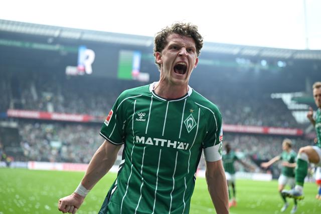 18 April 2026, Bremen: Werder Bremen's Jens Stage celebrates scoring his side's first goal during the German Bundesliga soccer match between Werder Bremen and Hamburger SV at the Weserstadion. Photo: Carmen Jaspersen/dpa - WICHTIGER HINWEIS: Gemäß den Vorgaben der DFL Deutsche Fußball Liga bzw. des DFB Deutscher Fußball-Bund ist es untersagt, in dem Stadion und/oder vom Spiel angefertigte Fotoaufnahmen in Form von Sequenzbildern und/oder videoähnlichen Fotostrecken zu verwerten bzw. verwerten zu lassen.