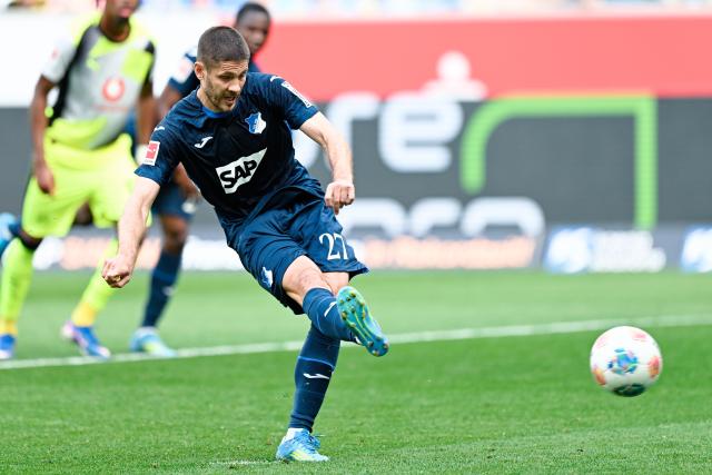 18 April 2026, Baden-Wuerttemberg, Sinsheim: Hoffenheim's Andrej Kramaric scores his side's first goal during the German Bundesliga soccer match between TSG 1899 Hoffenheim and Borussia Dortmund at PreZero Arena. Photo: Uwe Anspach/dpa - WICHTIGER HINWEIS: Gemäß den Vorgaben der DFL Deutsche Fußball Liga bzw. des DFB Deutscher Fußball-Bund ist es untersagt, in dem Stadion und/oder vom Spiel angefertigte Fotoaufnahmen in Form von Sequenzbildern und/oder videoähnlichen Fotostrecken zu verwerten bzw. verwerten zu lassen.