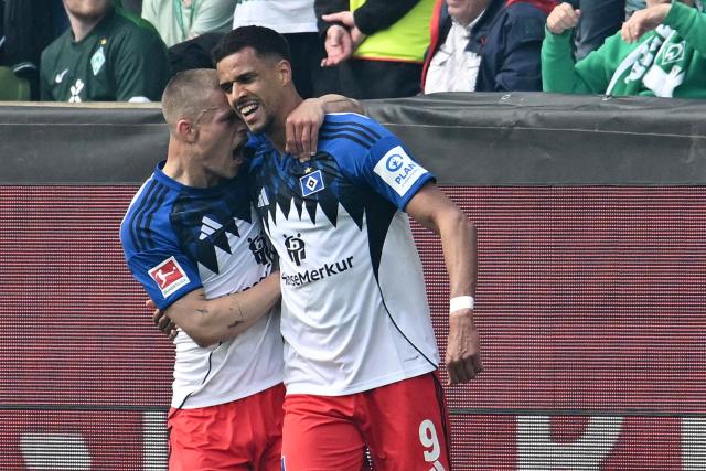 18 April 2026, Bremen: Hamburger's Robert Glatzel (R) celebrates scoring his side's first goal with teammate Miro Muheim during the German Bundesliga soccer match between Werder Bremen and Hamburger SV at the Weserstadion. Photo: Carmen Jaspersen/dpa - WICHTIGER HINWEIS: Gemäß den Vorgaben der DFL Deutsche Fußball Liga bzw. des DFB Deutscher Fußball-Bund ist es untersagt, in dem Stadion und/oder vom Spiel angefertigte Fotoaufnahmen in Form von Sequenzbildern und/oder videoähnlichen Fotostrecken zu verwerten bzw. verwerten zu lassen.