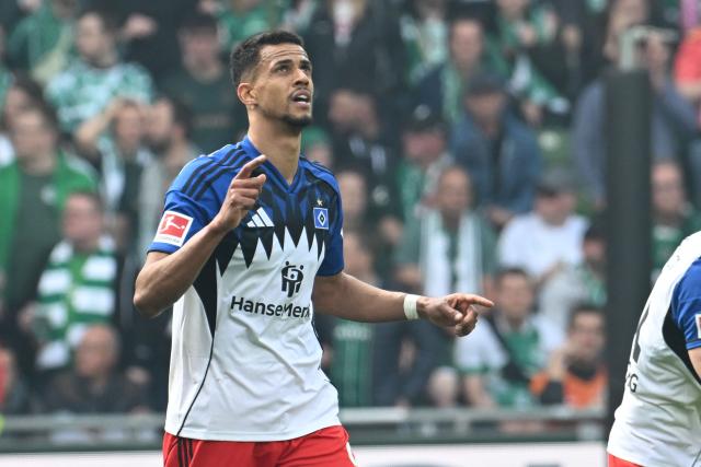 18 April 2026, Bremen: Hamburger's Robert Glatzel celebrates scoring his side's first goal during the German Bundesliga soccer match between Werder Bremen and Hamburger SV at the Weserstadion. Photo: Carmen Jaspersen/dpa - WICHTIGER HINWEIS: Gemäß den Vorgaben der DFL Deutsche Fußball Liga bzw. des DFB Deutscher Fußball-Bund ist es untersagt, in dem Stadion und/oder vom Spiel angefertigte Fotoaufnahmen in Form von Sequenzbildern und/oder videoähnlichen Fotostrecken zu verwerten bzw. verwerten zu lassen.