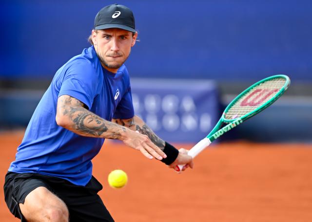 18 April 2026, Bavaria, Munich: Slovak tennis player Alex Molcan in action against US Ben Shelton during their men's singles semifinal match at the ATP Tour BMW Open by Bitpanda in Munich. Photo: Sven Hoppe/dpa
