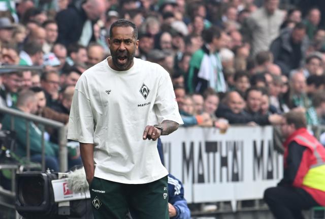 18 April 2026, Bremen: Werder Bremen coach Daniel Thioune gestures on the sideline during the German Bundesliga soccer match between Werder Bremen and Hamburger SV at the Weserstadion. Photo: Carmen Jaspersen/dpa - WICHTIGER HINWEIS: Gemäß den Vorgaben der DFL Deutsche Fußball Liga bzw. des DFB Deutscher Fußball-Bund ist es untersagt, in dem Stadion und/oder vom Spiel angefertigte Fotoaufnahmen in Form von Sequenzbildern und/oder videoähnlichen Fotostrecken zu verwerten bzw. verwerten zu lassen.
