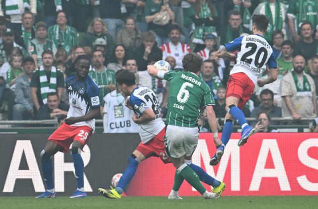 18 April 2026, Bremen: Werder Bremen's Jens Stage (C) scores his side's second goal during the German Bundesliga soccer match between Werder Bremen and Hamburger SV at the Weserstadion. Photo: Carmen Jaspersen/dpa - WICHTIGER HINWEIS: Gemäß den Vorgaben der DFL Deutsche Fußball Liga bzw. des DFB Deutscher Fußball-Bund ist es untersagt, in dem Stadion und/oder vom Spiel angefertigte Fotoaufnahmen in Form von Sequenzbildern und/oder videoähnlichen Fotostrecken zu verwerten bzw. verwerten zu lassen.