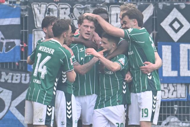 18 April 2026, Bremen: Werder Bremen's Jens Stage (C) celebrates scoring his side's second goal with teammates during the German Bundesliga soccer match between Werder Bremen and Hamburger SV at the Weserstadion. Photo: Carmen Jaspersen/dpa - WICHTIGER HINWEIS: Gemäß den Vorgaben der DFL Deutsche Fußball Liga bzw. des DFB Deutscher Fußball-Bund ist es untersagt, in dem Stadion und/oder vom Spiel angefertigte Fotoaufnahmen in Form von Sequenzbildern und/oder videoähnlichen Fotostrecken zu verwerten bzw. verwerten zu lassen.