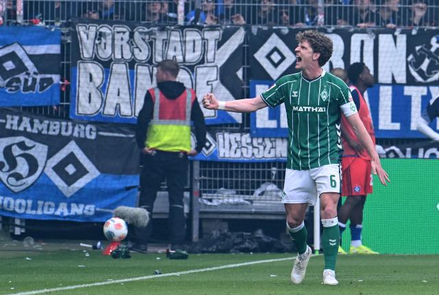 18 April 2026, Bremen: Werder Bremen's Jens Stage celebrates scoring his side's second goal during the German Bundesliga soccer match between Werder Bremen and Hamburger SV at the Weserstadion. Photo: Carmen Jaspersen/dpa - WICHTIGER HINWEIS: Gemäß den Vorgaben der DFL Deutsche Fußball Liga bzw. des DFB Deutscher Fußball-Bund ist es untersagt, in dem Stadion und/oder vom Spiel angefertigte Fotoaufnahmen in Form von Sequenzbildern und/oder videoähnlichen Fotostrecken zu verwerten bzw. verwerten zu lassen.