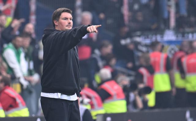 18 April 2026, Bremen: Hamburger coach Merlin Polzin gestures on the sideline during the German Bundesliga soccer match between Werder Bremen and Hamburger SV at the Weserstadion. Photo: Carmen Jaspersen/dpa - WICHTIGER HINWEIS: Gemäß den Vorgaben der DFL Deutsche Fußball Liga bzw. des DFB Deutscher Fußball-Bund ist es untersagt, in dem Stadion und/oder vom Spiel angefertigte Fotoaufnahmen in Form von Sequenzbildern und/oder videoähnlichen Fotostrecken zu verwerten bzw. verwerten zu lassen.