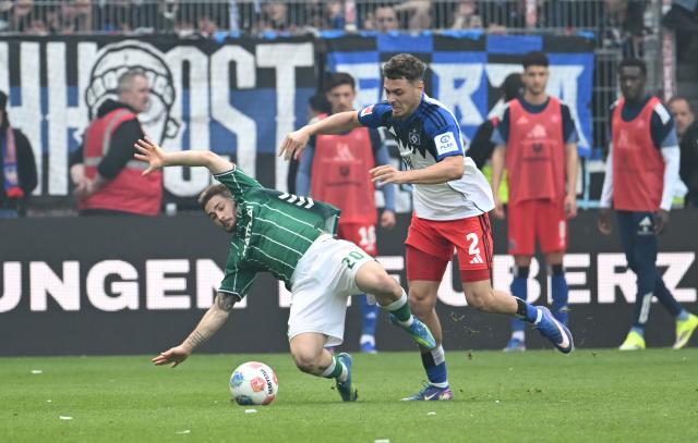 18 April 2026, Bremen: Werder Bremen's Romano Schmid (L) and Hamburger's William Mikelbrencis battle for the ball during the German Bundesliga soccer match between Werder Bremen and Hamburger SV at the Weserstadion. Photo: Carmen Jaspersen/dpa - WICHTIGER HINWEIS: Gemäß den Vorgaben der DFL Deutsche Fußball Liga bzw. des DFB Deutscher Fußball-Bund ist es untersagt, in dem Stadion und/oder vom Spiel angefertigte Fotoaufnahmen in Form von Sequenzbildern und/oder videoähnlichen Fotostrecken zu verwerten bzw. verwerten zu lassen.