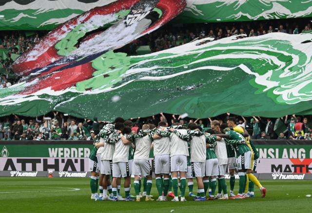 18 April 2026, Bremen: Werder players stand in a circle before the German Bundesliga soccer match between Werder Bremen and Hamburger SV at the Weserstadion. Photo: Carmen Jaspersen/dpa - WICHTIGER HINWEIS: Gemäß den Vorgaben der DFL Deutsche Fußball Liga bzw. des DFB Deutscher Fußball-Bund ist es untersagt, in dem Stadion und/oder vom Spiel angefertigte Fotoaufnahmen in Form von Sequenzbildern und/oder videoähnlichen Fotostrecken zu verwerten bzw. verwerten zu lassen.