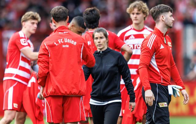 18 April 2026, Berlin: Union Berlin coach Marie-Louise Eta thanks the players after the German Bundesliga soccer match between FC Union Berlin and VfL Wolfsburg at the Stadion An der Alten Foersterei. Photo: Andreas Gora/dpa - IMPORTANT NOTE: In accordance with the regulations of the DFL German Football League and the DFB German Football Association, it is prohibited to utilize or have utilized photographs taken in the stadium and/or of the match in the form of sequential images and/or video-like photo series.