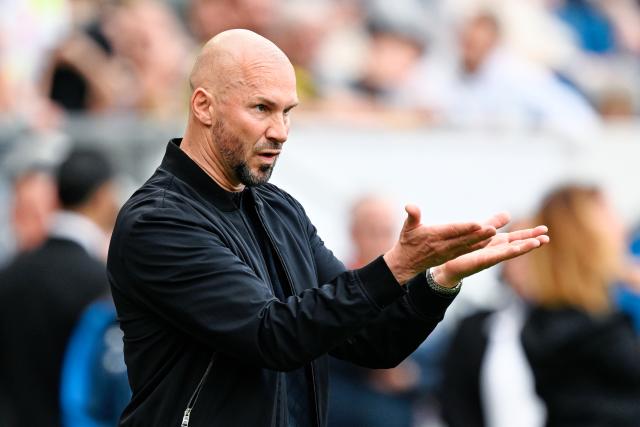 18 April 2026, Baden-Wuerttemberg, Sinsheim: Hoffenheim coach Christian Ilzer gestures on the touchline during the German Bundesliga soccer match between TSG 1899 Hoffenheim and Borussia Dortmund at PreZero Arena. Photo: Uwe Anspach/dpa - WICHTIGER HINWEIS: Gemäß den Vorgaben der DFL Deutsche Fußball Liga bzw. des DFB Deutscher Fußball-Bund ist es untersagt, in dem Stadion und/oder vom Spiel angefertigte Fotoaufnahmen in Form von Sequenzbildern und/oder videoähnlichen Fotostrecken zu verwerten bzw. verwerten zu lassen.