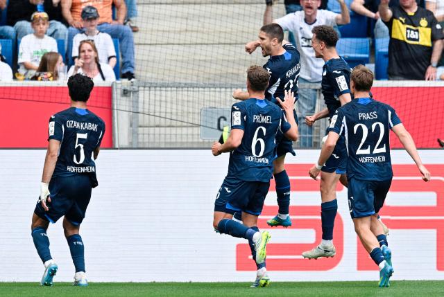 18 April 2026, Baden-Wuerttemberg, Sinsheim: Hoffenheim's Andrej Kramaric (3rd R) celebrates scoring his side's second goal with teammates during the German Bundesliga soccer match between TSG 1899 Hoffenheim and Borussia Dortmund at PreZero Arena. Photo: Uwe Anspach/dpa - WICHTIGER HINWEIS: Gemäß den Vorgaben der DFL Deutsche Fußball Liga bzw. des DFB Deutscher Fußball-Bund ist es untersagt, in dem Stadion und/oder vom Spiel angefertigte Fotoaufnahmen in Form von Sequenzbildern und/oder videoähnlichen Fotostrecken zu verwerten bzw. verwerten zu lassen.