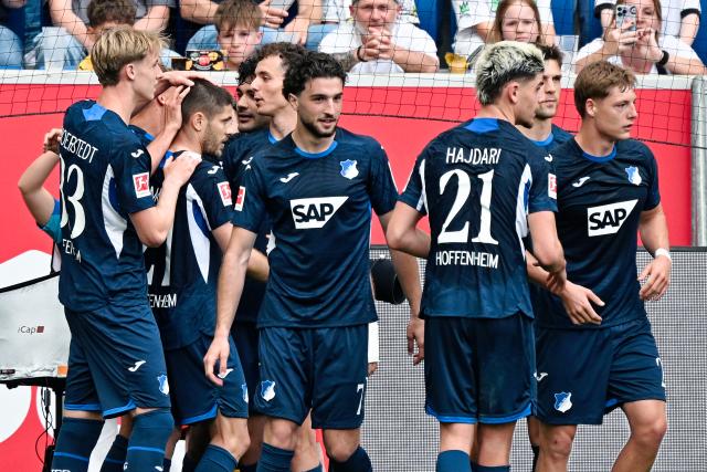 18 April 2026, Baden-Wuerttemberg, Sinsheim: Hoffenheim's Andrej Kramaric (2nd L) celebrates scoring his side's second goal with teammates during the German Bundesliga soccer match between TSG 1899 Hoffenheim and Borussia Dortmund at PreZero Arena. Photo: Uwe Anspach/dpa - WICHTIGER HINWEIS: Gemäß den Vorgaben der DFL Deutsche Fußball Liga bzw. des DFB Deutscher Fußball-Bund ist es untersagt, in dem Stadion und/oder vom Spiel angefertigte Fotoaufnahmen in Form von Sequenzbildern und/oder videoähnlichen Fotostrecken zu verwerten bzw. verwerten zu lassen.