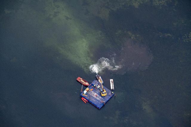 18 April 2026, Mecklenburg-Western Pomerania, Kirchdorf: A work barge equipped with an excavator and several smaller support boats are approaching the stranded humpback whale off the coast of Poel Island. A new rescue attempt is planned for the humpback whale that stranded near Wismar. Photo: Stefan Sauer/dpa