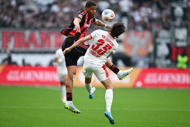 18 April 2026, Hesse, Frankfurt/M.: Eintracht Frankfurt's Aurele Amenda (L) and Leipzig's Max Finkgraefe battle for the ball during the German Bundesliga soccer match between Eintracht Frankfurt and RB Leipzig at Deutsche Bank Park. Photo: Florian Wiegand/dpa - WICHTIGER HINWEIS: Gemäß den Vorgaben der DFL Deutsche Fußball Liga bzw. des DFB Deutscher Fußball-Bund ist es untersagt, in dem Stadion und/oder vom Spiel angefertigte Fotoaufnahmen in Form von Sequenzbildern und/oder videoähnlichen Fotostrecken zu verwerten bzw. verwerten zu lassen.