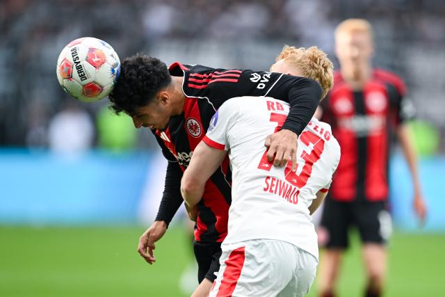 18 April 2026, Hesse, Frankfurt/M.: Eintracht Frankfurt's Fares Chaibi (L) and Leipzig's Nicolas Seiwald battle for the ball during the German Bundesliga soccer match between Eintracht Frankfurt and RB Leipzig at Deutsche Bank Park. Photo: Florian Wiegand/dpa - WICHTIGER HINWEIS: Gemäß den Vorgaben der DFL Deutsche Fußball Liga bzw. des DFB Deutscher Fußball-Bund ist es untersagt, in dem Stadion und/oder vom Spiel angefertigte Fotoaufnahmen in Form von Sequenzbildern und/oder videoähnlichen Fotostrecken zu verwerten bzw. verwerten zu lassen.