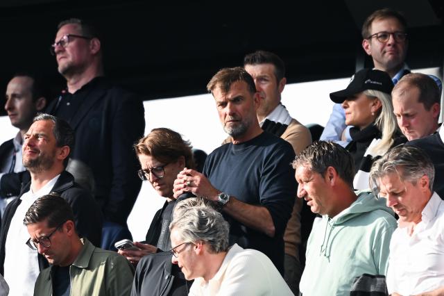 18 April 2026, Hesse, Frankfurt/M.: CEO of RB Leipzig Tatjana Haenni (Center L) and Global Head of Soccer at Red Bull GmbH Juergen Klopp pictured in the stands during the German Bundesliga soccer match between Eintracht Frankfurt and RB Leipzig at Deutsche Bank Park. Photo: Florian Wiegand/dpa - WICHTIGER HINWEIS: Gemäß den Vorgaben der DFL Deutsche Fußball Liga bzw. des DFB Deutscher Fußball-Bund ist es untersagt, in dem Stadion und/oder vom Spiel angefertigte Fotoaufnahmen in Form von Sequenzbildern und/oder videoähnlichen Fotostrecken zu verwerten bzw. verwerten zu lassen.