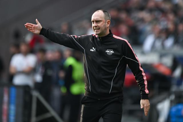 18 April 2026, Hesse, Frankfurt/M.: Leipzig coach Ole Werner gestures on the sidelines during the German Bundesliga soccer match between Eintracht Frankfurt and RB Leipzig at Deutsche Bank Park. Photo: Florian Wiegand/dpa - WICHTIGER HINWEIS: Gemäß den Vorgaben der DFL Deutsche Fußball Liga bzw. des DFB Deutscher Fußball-Bund ist es untersagt, in dem Stadion und/oder vom Spiel angefertigte Fotoaufnahmen in Form von Sequenzbildern und/oder videoähnlichen Fotostrecken zu verwerten bzw. verwerten zu lassen.