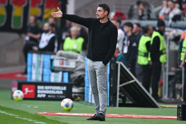 18 April 2026, Hesse, Frankfurt/M.: Eintracht Frankfurt coach Albert Riera gestures on the sidelines during the German Bundesliga soccer match between Eintracht Frankfurt and RB Leipzig at Deutsche Bank Park. Photo: Florian Wiegand/dpa - WICHTIGER HINWEIS: Gemäß den Vorgaben der DFL Deutsche Fußball Liga bzw. des DFB Deutscher Fußball-Bund ist es untersagt, in dem Stadion und/oder vom Spiel angefertigte Fotoaufnahmen in Form von Sequenzbildern und/oder videoähnlichen Fotostrecken zu verwerten bzw. verwerten zu lassen.