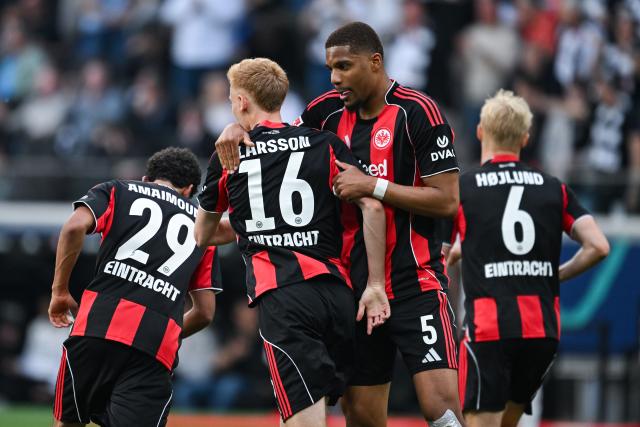 18 April 2026, Hesse, Frankfurt/M.: Eintracht Frankfurt's Hugo Larsson (2nd L) celebrates scoring his side's first goal with teammate Aurele Amenda (2nd R) during the German Bundesliga soccer match between Eintracht Frankfurt and RB Leipzig at Deutsche Bank Park. Photo: Florian Wiegand/dpa - WICHTIGER HINWEIS: Gemäß den Vorgaben der DFL Deutsche Fußball Liga bzw. des DFB Deutscher Fußball-Bund ist es untersagt, in dem Stadion und/oder vom Spiel angefertigte Fotoaufnahmen in Form von Sequenzbildern und/oder videoähnlichen Fotostrecken zu verwerten bzw. verwerten zu lassen.