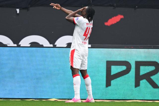 18 April 2026, Hesse, Frankfurt/M.: Leipzig's Yan Diomande celebrates scoring his side's first goal during the German Bundesliga soccer match between Eintracht Frankfurt and RB Leipzig at Deutsche Bank Park. Photo: Florian Wiegand/dpa - WICHTIGER HINWEIS: Gemäß den Vorgaben der DFL Deutsche Fußball Liga bzw. des DFB Deutscher Fußball-Bund ist es untersagt, in dem Stadion und/oder vom Spiel angefertigte Fotoaufnahmen in Form von Sequenzbildern und/oder videoähnlichen Fotostrecken zu verwerten bzw. verwerten zu lassen.