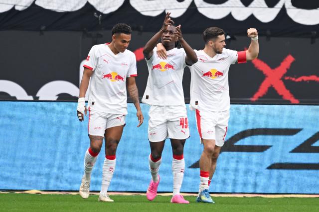 18 April 2026, Hesse, Frankfurt/M.: Leipzig's Yan Diomande (C) celebrates scoring his side's first goal with teammates during the German Bundesliga soccer match between Eintracht Frankfurt and RB Leipzig at Deutsche Bank Park. Photo: Florian Wiegand/dpa - WICHTIGER HINWEIS: Gemäß den Vorgaben der DFL Deutsche Fußball Liga bzw. des DFB Deutscher Fußball-Bund ist es untersagt, in dem Stadion und/oder vom Spiel angefertigte Fotoaufnahmen in Form von Sequenzbildern und/oder videoähnlichen Fotostrecken zu verwerten bzw. verwerten zu lassen.