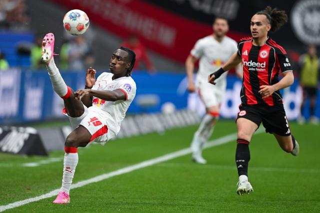 18 April 2026, Hesse, Frankfurt/M.: Eintracht Frankfurt's Arthur Theate (R) and Leipzig's Yan Diomande battle for the ball during the German Bundesliga soccer match between Eintracht Frankfurt and RB Leipzig at Deutsche Bank Park. Photo: Florian Wiegand/dpa - WICHTIGER HINWEIS: Gemäß den Vorgaben der DFL Deutsche Fußball Liga bzw. des DFB Deutscher Fußball-Bund ist es untersagt, in dem Stadion und/oder vom Spiel angefertigte Fotoaufnahmen in Form von Sequenzbildern und/oder videoähnlichen Fotostrecken zu verwerten bzw. verwerten zu lassen.