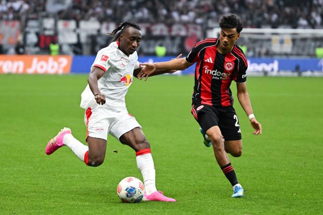 18 April 2026, Hesse, Frankfurt/M.: Eintracht Frankfurt's Nathaniel Brown (R) and Leipzig's Yan Diomande battle for the ball during the German Bundesliga soccer match between Eintracht Frankfurt and RB Leipzig at Deutsche Bank Park. Photo: Florian Wiegand/dpa - WICHTIGER HINWEIS: Gemäß den Vorgaben der DFL Deutsche Fußball Liga bzw. des DFB Deutscher Fußball-Bund ist es untersagt, in dem Stadion und/oder vom Spiel angefertigte Fotoaufnahmen in Form von Sequenzbildern und/oder videoähnlichen Fotostrecken zu verwerten bzw. verwerten zu lassen.
