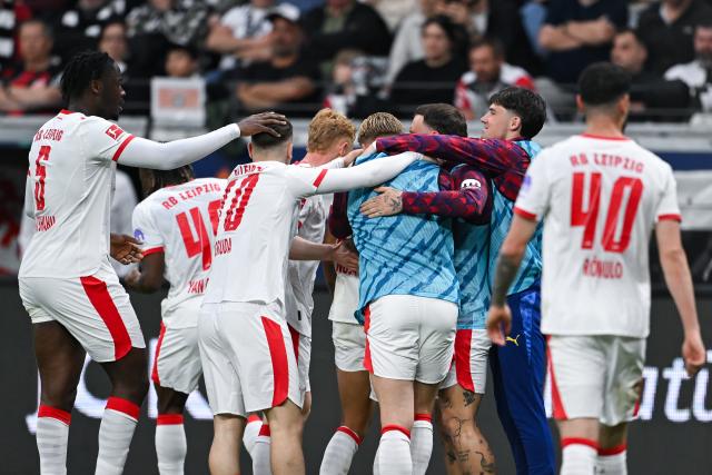 18 April 2026, Hesse, Frankfurt/M.: Leipzig players celebrate their side's second goal during the German Bundesliga soccer match between Eintracht Frankfurt and RB Leipzig at Deutsche Bank Park. Photo: Florian Wiegand/dpa - WICHTIGER HINWEIS: Gemäß den Vorgaben der DFL Deutsche Fußball Liga bzw. des DFB Deutscher Fußball-Bund ist es untersagt, in dem Stadion und/oder vom Spiel angefertigte Fotoaufnahmen in Form von Sequenzbildern und/oder videoähnlichen Fotostrecken zu verwerten bzw. verwerten zu lassen.