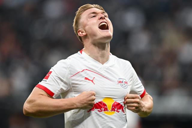 18 April 2026, Hesse, Frankfurt/M.: Leipzig's Conrad Harder celebrates scoring his side's third goal during the German Bundesliga soccer match between Eintracht Frankfurt and RB Leipzig at Deutsche Bank Park. Photo: Florian Wiegand/dpa - WICHTIGER HINWEIS: Gemäß den Vorgaben der DFL Deutsche Fußball Liga bzw. des DFB Deutscher Fußball-Bund ist es untersagt, in dem Stadion und/oder vom Spiel angefertigte Fotoaufnahmen in Form von Sequenzbildern und/oder videoähnlichen Fotostrecken zu verwerten bzw. verwerten zu lassen.