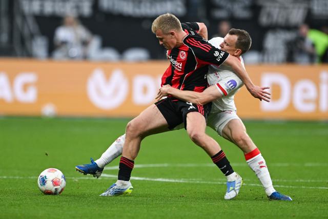 18 April 2026, Hesse, Frankfurt/M.: Eintracht Frankfurt's Jonathan Burkardt (L) and Leipzig's Lukas Klostermann battle for the ball during the German Bundesliga soccer match between Eintracht Frankfurt and RB Leipzig at Deutsche Bank Park. Photo: Florian Wiegand/dpa - WICHTIGER HINWEIS: Gemäß den Vorgaben der DFL Deutsche Fußball Liga bzw. des DFB Deutscher Fußball-Bund ist es untersagt, in dem Stadion und/oder vom Spiel angefertigte Fotoaufnahmen in Form von Sequenzbildern und/oder videoähnlichen Fotostrecken zu verwerten bzw. verwerten zu lassen.