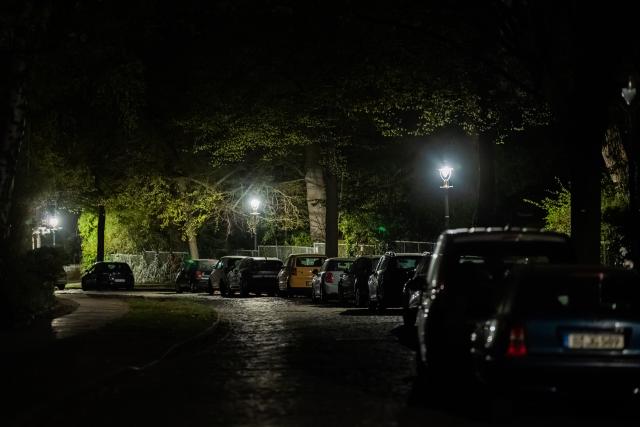 18 April 2026, Berlin: The Berlin district of Nikolassee is largely dark during a power cut, as only the gas lamps are still providing light. Photo: Christoph Soeder/dpa