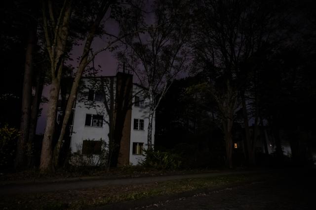 18 April 2026, Berlin: The Berlin district of Nikolassee is largely dark during a power cut, as only the gas lamps are still providing light. Photo: Christoph Soeder/dpa