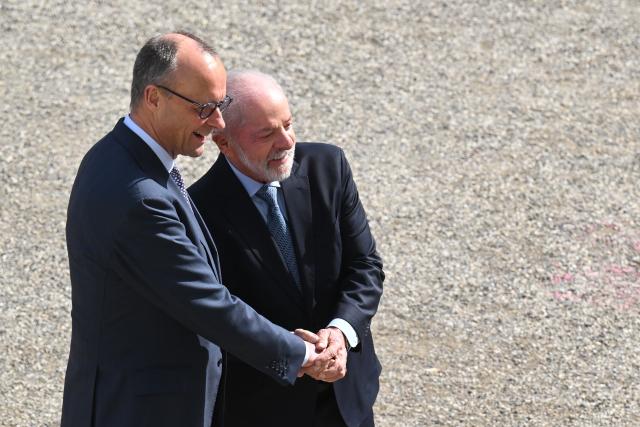 19 April 2026, Lower Saxony, Hanover: German Chancellor Friedrich Merz welcomes Brazilian President Luiz Inacio Lula da Silva with military honors at Herrenhausen Palace in Hanover. Photo: Julian Stratenschulte/dpa