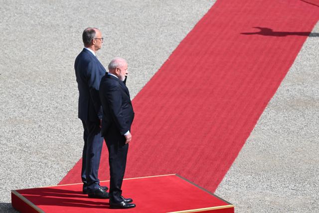 19 April 2026, Lower Saxony, Hanover: German Chancellor Friedrich Merz welcomes Brazilian President Luiz Inacio Lula da Silva with military honors at Herrenhausen Palace in Hanover. Photo: Julian Stratenschulte/dpa