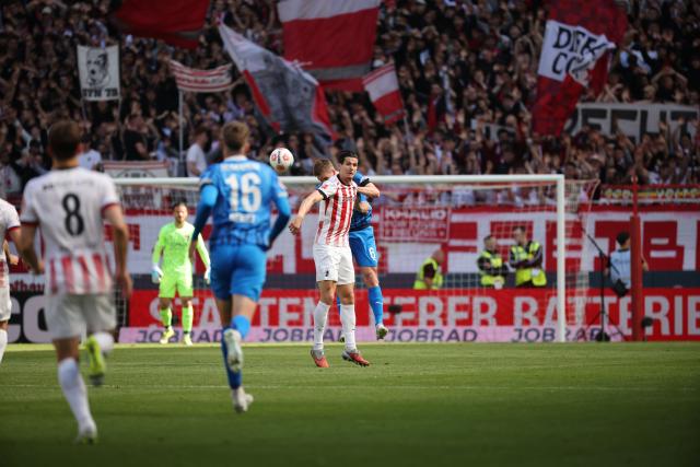 19 April 2026, Baden-Württemberg, Freiburg im Breisgau: Freiburg's Igor Matanovic (L) and Heidenheim's Patrick Mainka (R) battle for the ball during the German Bundesliga soccer match between SC Freiburg and 1. FC Heidenheim at Europa-Park Stadium. Photo: Philipp von Ditfurth/dpa - WICHTIGER HINWEIS: Gemäß den Vorgaben der DFL Deutsche Fußball Liga bzw. des DFB Deutscher Fußball-Bund ist es untersagt, in dem Stadion und/oder vom Spiel angefertigte Fotoaufnahmen in Form von Sequenzbildern und/oder videoähnlichen Fotostrecken zu verwerten bzw. verwerten zu lassen.