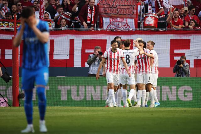 19 April 2026, Baden-Württemberg, Freiburg im Breisgau: Freiburg players celebrate their side's first goal of the game during the German Bundesliga soccer match between SC Freiburg and 1. FC Heidenheim at Europa-Park Stadium. Photo: Philipp von Ditfurth/dpa - WICHTIGER HINWEIS: Gemäß den Vorgaben der DFL Deutsche Fußball Liga bzw. des DFB Deutscher Fußball-Bund ist es untersagt, in dem Stadion und/oder vom Spiel angefertigte Fotoaufnahmen in Form von Sequenzbildern und/oder videoähnlichen Fotostrecken zu verwerten bzw. verwerten zu lassen.