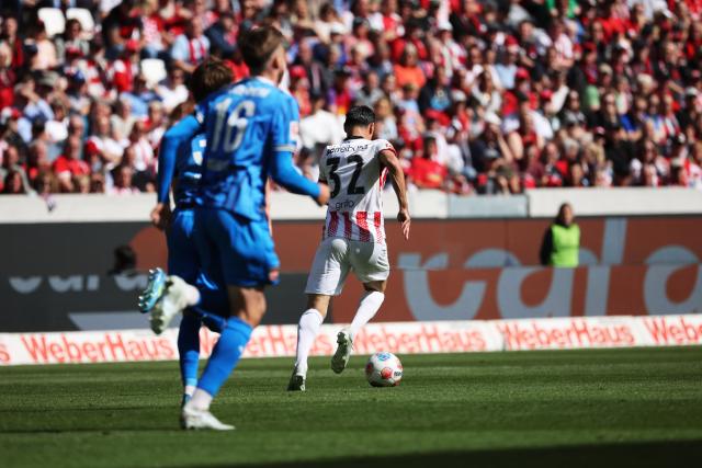 19 April 2026, Baden-Württemberg, Freiburg im Breisgau: Freiburg's Vincenzo Grifo scores his side's first goal of the game during the German Bundesliga soccer match between SC Freiburg and 1. FC Heidenheim at Europa-Park Stadium. Photo: Philipp von Ditfurth/dpa - WICHTIGER HINWEIS: Gemäß den Vorgaben der DFL Deutsche Fußball Liga bzw. des DFB Deutscher Fußball-Bund ist es untersagt, in dem Stadion und/oder vom Spiel angefertigte Fotoaufnahmen in Form von Sequenzbildern und/oder videoähnlichen Fotostrecken zu verwerten bzw. verwerten zu lassen.