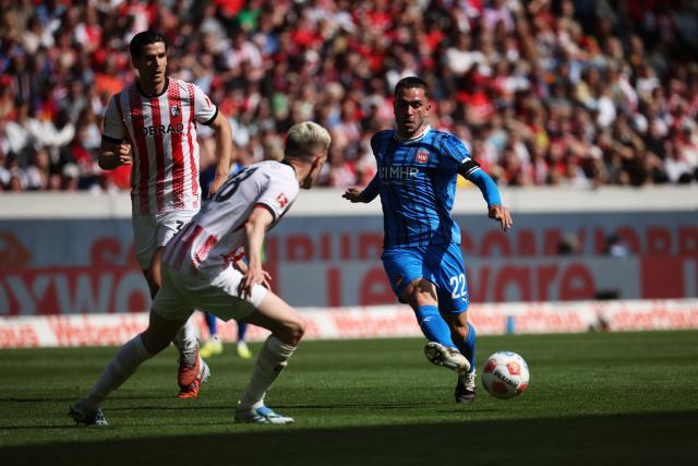 19 April 2026, Baden-Württemberg, Freiburg im Breisgau: Heidenheim's Arijon Ibrahimovic (R), Freiburg's Matthias Ginter (C), and Freiburg's Igor Matanovic (L) battle for the ball during the German Bundesliga soccer match between SC Freiburg and 1. FC Heidenheim at Europa-Park Stadium. Photo: Philipp von Ditfurth/dpa - WICHTIGER HINWEIS: Gemäß den Vorgaben der DFL Deutsche Fußball Liga bzw. des DFB Deutscher Fußball-Bund ist es untersagt, in dem Stadion und/oder vom Spiel angefertigte Fotoaufnahmen in Form von Sequenzbildern und/oder videoähnlichen Fotostrecken zu verwerten bzw. verwerten zu lassen.